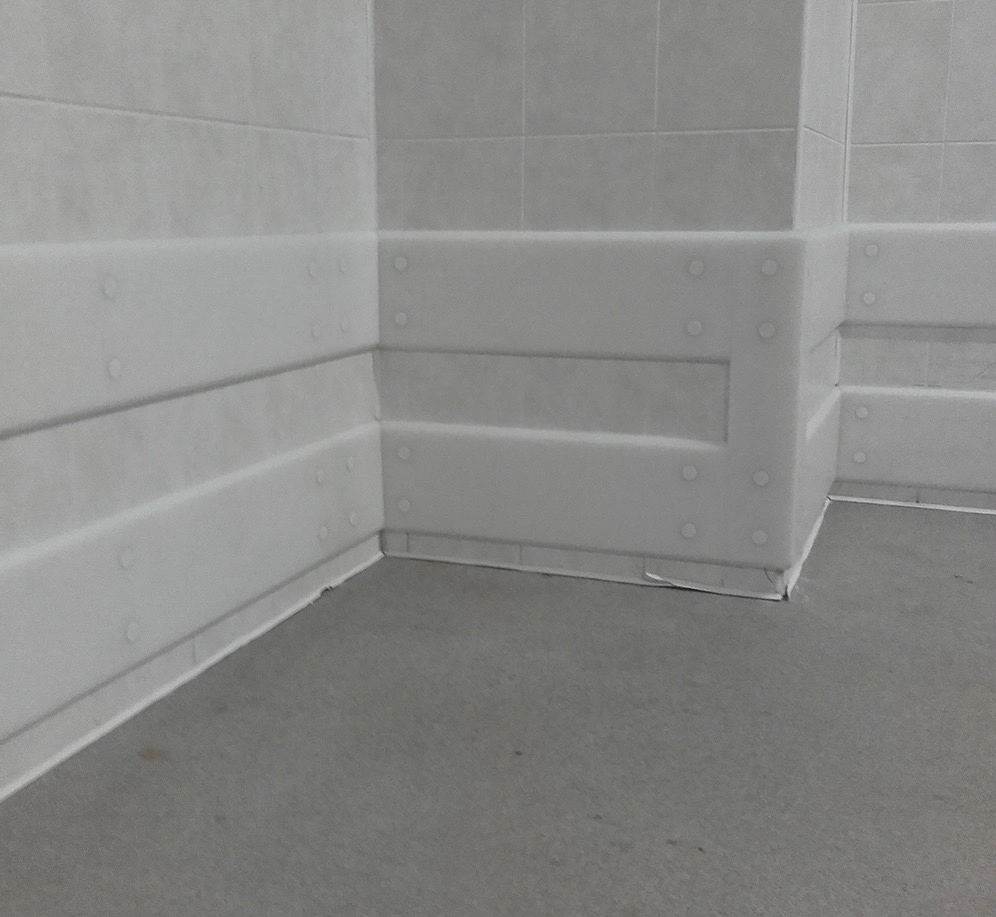 Bílá okopová deska WallProtec Hygienic na stěně