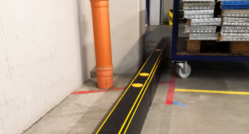 Případová studie: Ochrana stěn a technologií před vidlicemi VZV pomocí A-SAFE ForkGuard Kerb Barrier