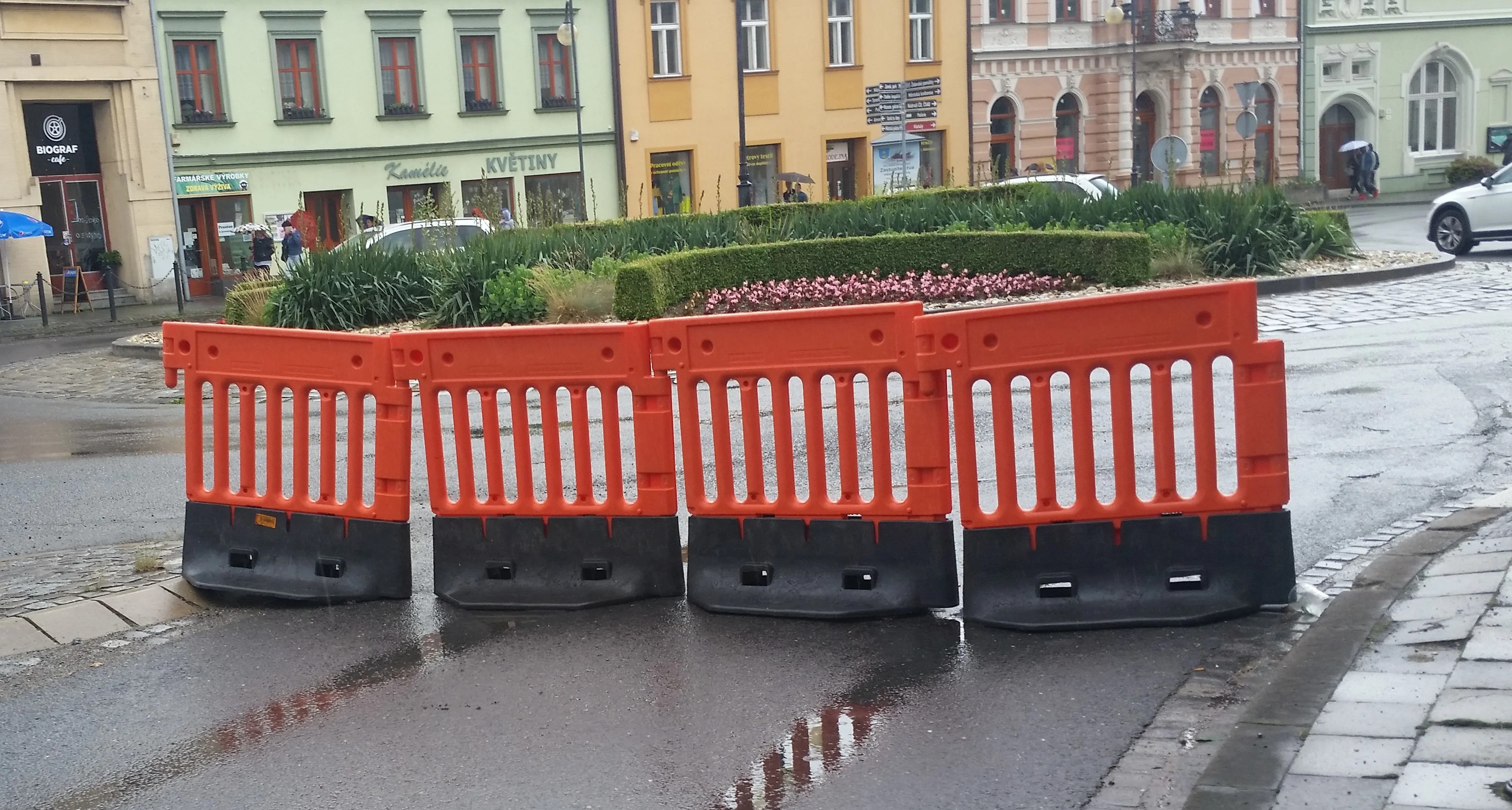 Plastové zábrany v praxi: Jak vybrat správné zabezpečení pro průmysl, stavby i silnice