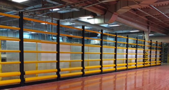 Případová studie: Ochrana pracovníků před pádem materiálu pomocí A-SAFE Topple Barrier