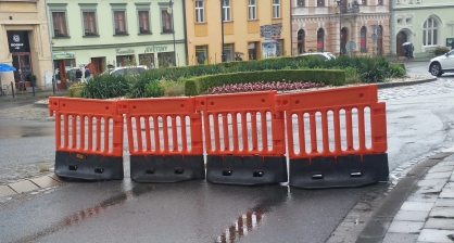 Plastové zábrany v praxi: Jak vybrat správné zabezpečení pro průmysl, stavby i silnice