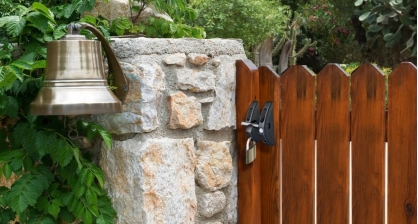 Polymerové kování pro brány a branky – bezúdržbové, odolné a bezpečné řešení