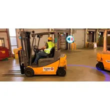 BlueDetect, bezpečnostní obvodové světlo pro VZV s couvacími senzory – 2× Radarový detektor, 1× LED světlo 180°, 1× kovový držák