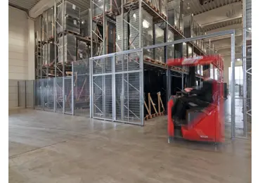 Drátěné a ocelové příčky Modul Vario o délce 10 m a více – pletivo 100×20 mm, drát pr. 2,5 mm, stojka 60×60×2350 mm, pozink, v. 2350 mm