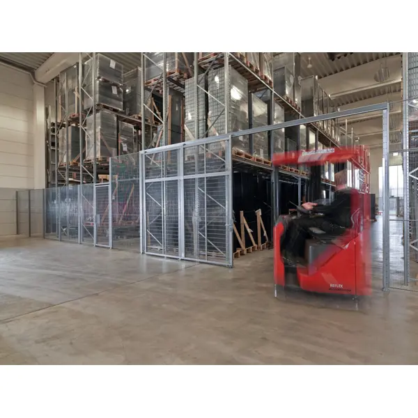 Drátěné a ocelové příčky Modul Vario o délce 15 m a více – pletivo 100×20 mm, drát pr. 2,5 mm, stojka 60×60×2350 mm, pozink, v. 2350 mm