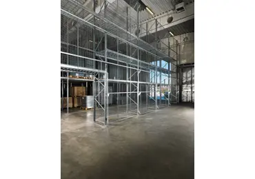 Drátěné a ocelové příčky Modul Vario o délce 15 m a více – pletivo 100×20 mm, drát pr. 2,5 mm, stojka 60×60×2350 mm, pozink, v. 2350 mm