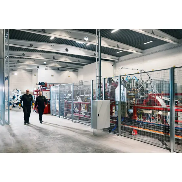 Drátěné a ocelové příčky Modul Vario o délce 20 m a více – pletivo 100×20 mm, drát pr. 2,5 mm, stojka 60×60×2350 mm, pozink, v. 2350 mm