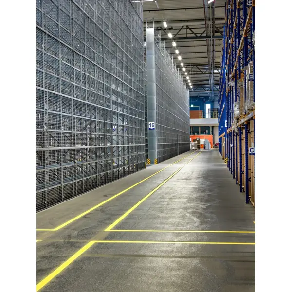 Drátěné a ocelové příčky Modul Vario o délce 20 m a více – pletivo 100×20 mm, drát pr. 2,5 mm, stojka 60×60×2350 mm, pozink, v. 2350 mm