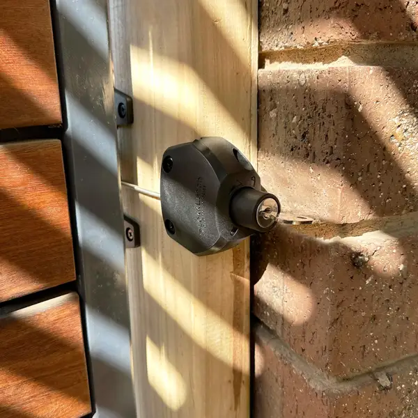 Dvoustranný zámek na klíč pro branku – černá, polymer