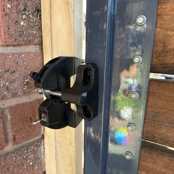 Jednostranný zámek na branku s kovovým úchytem na klíč – černá, polymer