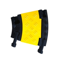 Kabelový přejezd, most 1 t, rohový díl 30° – 250×50 mm, žluto-černá