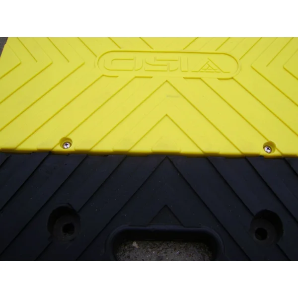 Kabelový přejezd, most 10 t, rohový díl 30° – 250×500×70 mm, žluto-černá