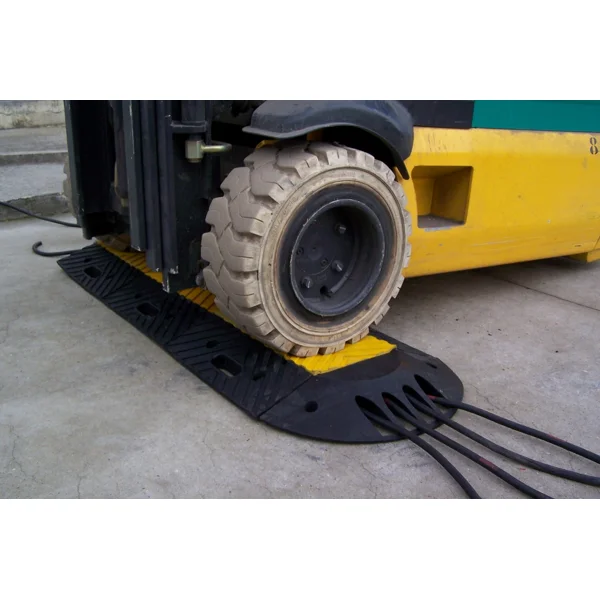 Kabelový přejezd, most 10 t, rohový díl 30° – 250×500×70 mm, žluto-černá