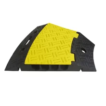 Kabelový přejezd, most 10 t, rohový díl 30° – 250×500×70 mm, žluto-černá