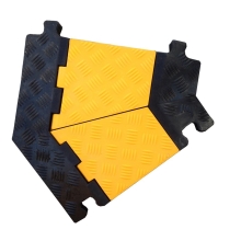 Kabelový přejezd, most 20 t, rohový díl 30° – 170×500×45 mm, žluto-černá