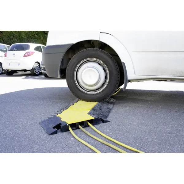 Kabelový přejezd, most 20t, rohový díl pravý 30° – 600×500×70 mm, žluto-černá