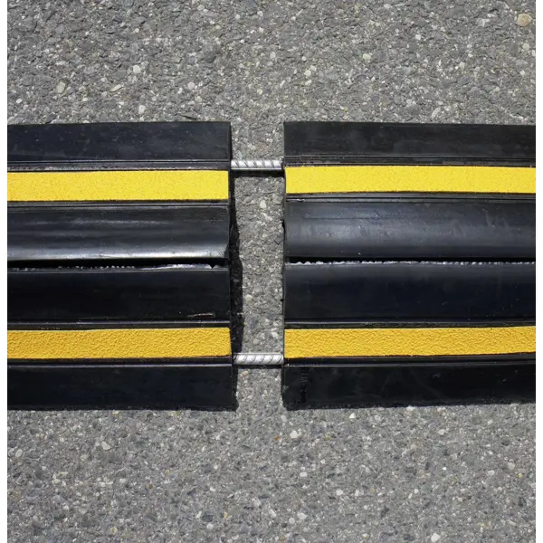 Kabelový přejezd, most 5 km/h, 40t – 1000×240×70 mm, žluto-černá