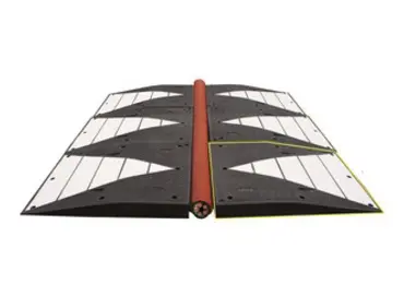 Kabelový přejezd, most 5 km/h, 40 t – 1200×750×0/100 mm, bílo-černá