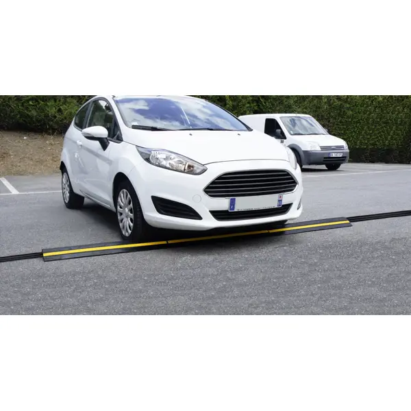 Kabelový přejezd, most 5 km/h, 40t, rohový díl 45° – 180×240×70 mm, žluto-černá