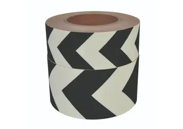 Luminiscenční podlahová a nástěnná páska (s protiskluzovým povrchem) – PVC, černé směrové pruhové značení