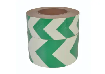 Luminiscenční podlahová a nástěnná páska (s protiskluzovým povrchem) – PVC, zelené směrové pruhové značení