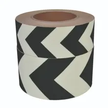 Luminiscenční podlahová a nástěnná páska, směrové pruhové značení – PVC, černá, 50 mm × 10 m