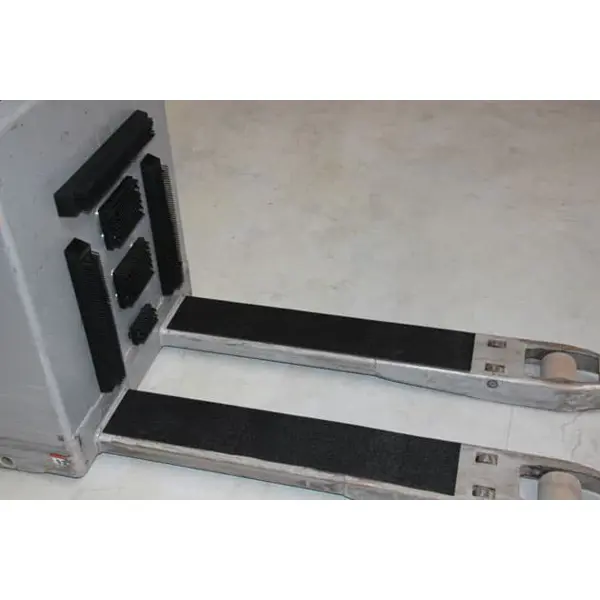 Mobilní magnetický nárazník pro manipulační techniku s gumovými štětinami – 400×50×50 mm