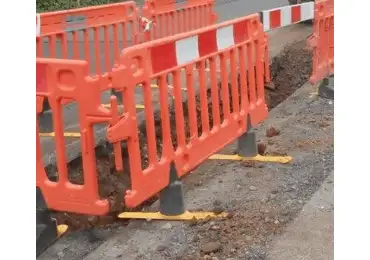 Mobilní plastová zábrana Avalon s podstavou ClearPath – 1000×2000 mm, oranžová, reflexní pruh