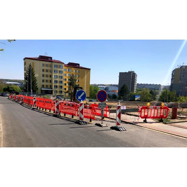 Mobilní plastová zábrana Avalon s podstavou ClearPath – 1000×2000 mm, oranžová, reflexní pruh