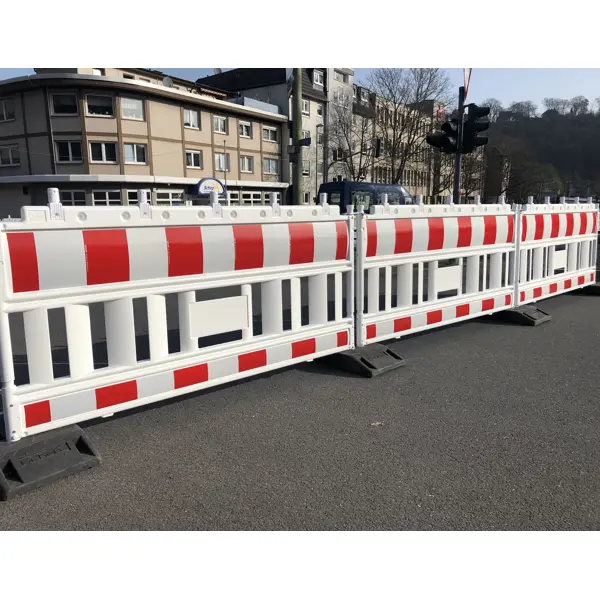 Mobilní silniční plastová zábrana EURO2 bez světelného adaptéru – retroreflexní fólie RA1, červeno-bílá, 2,1×1 m