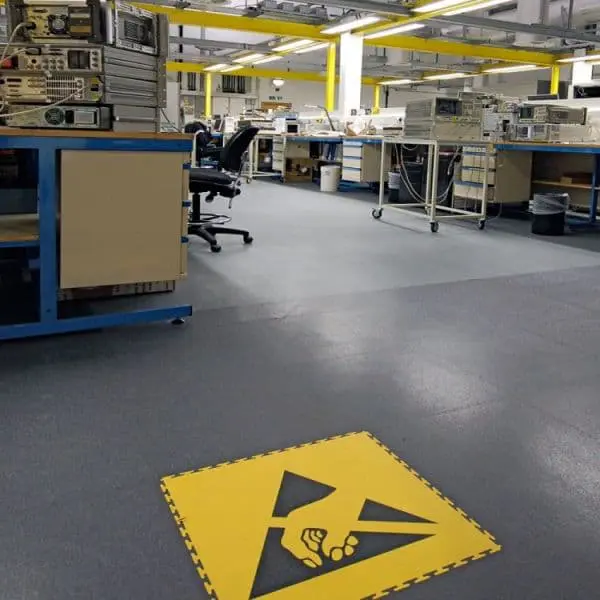 Náběhová lišta pro podlahové dlaždice Ecotile PVC – rohová, tmavě šedá, 580×80×7 mm