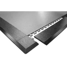 Náběhová lišta–roh StandardRecycled z recyklovaného PVC – 100×100×3–6 mm, zdrsněný povrch, šedá