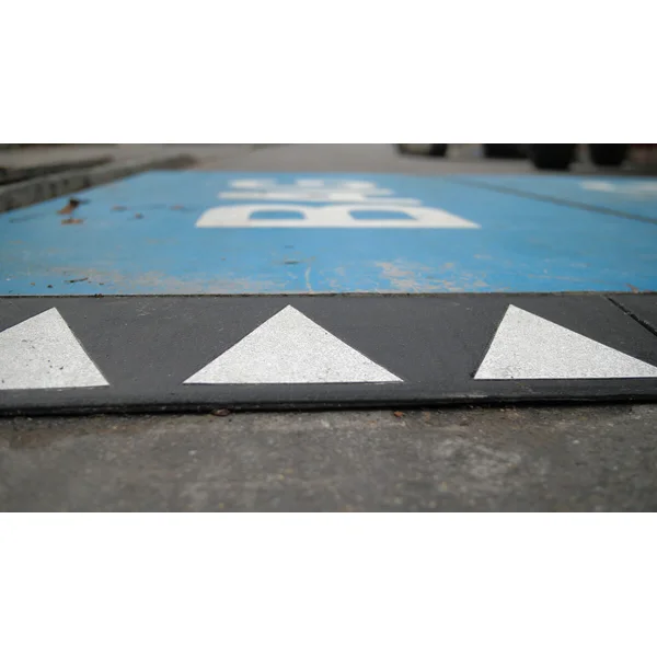 Nájezdová/náběhová hrana Silence pro ocelové přejezdové desky přes výkopy – recyklovaná pryž, černá, 400×1000×42 mm