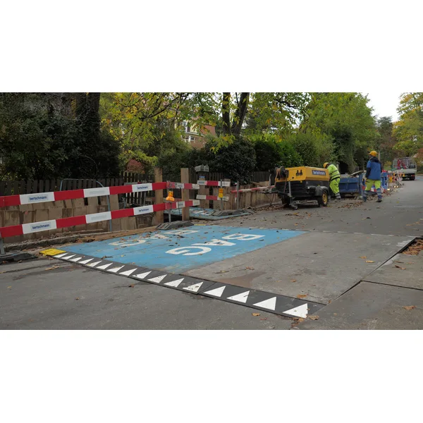 Nájezdová/náběhová hrana Silence pro ocelové přejezdové desky přes výkopy – recyklovaná pryž, černá, 400×750×42 mm