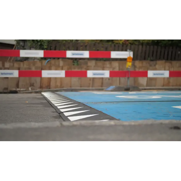 Nájezdová/náběhová hrana Silence pro ocelové přejezdové desky přes výkopy – recyklovaná pryž, černá, 400×750×42 mm