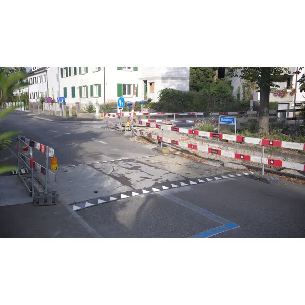 Nájezdová/náběhová hrana Silence s magnety pro ocelové přejezdové desky přes výkopy – recyklovaná pryž, černá, 400×1000×42 mm