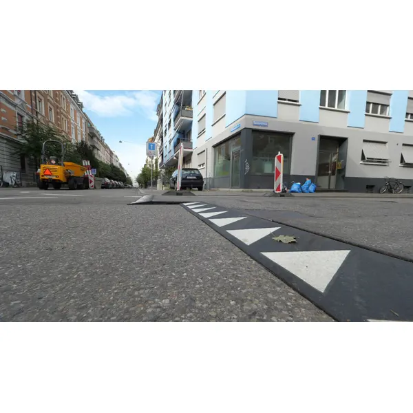 Nájezdová/náběhová hrana Silence s magnety pro ocelové přejezdové desky přes výkopy – recyklovaná pryž, černá, 400×750×42 mm