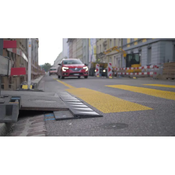 Nájezdová/náběhová hrana Silence s magnety pro ocelové přejezdové desky přes výkopy – recyklovaná pryž, černá, 400×750×42 mm