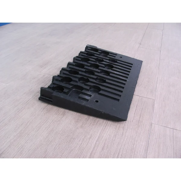 Nájezdová pryžová rampa s reflexními pruhy, nízká – 500×325×50 mm, černo-žlutá
