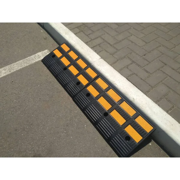 Nájezdová pryžová rampa s reflexními pruhy, vysoká – 600×360×150 mm, černo-žlutá