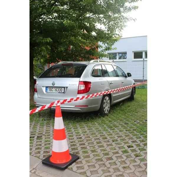 Nástavec na dopravní kužel RotaCap Universal, otočný pro uchycení plastového řetězu a vytyčovací pásky – bílá, balení 10 ks