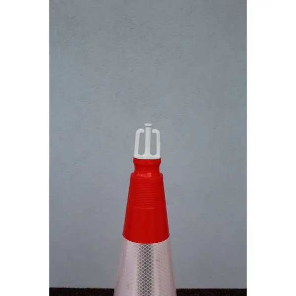 Nástavec na dopravní kužel RotaCap Universal, otočný pro uchycení plastového řetězu a vytyčovací pásky – bílá