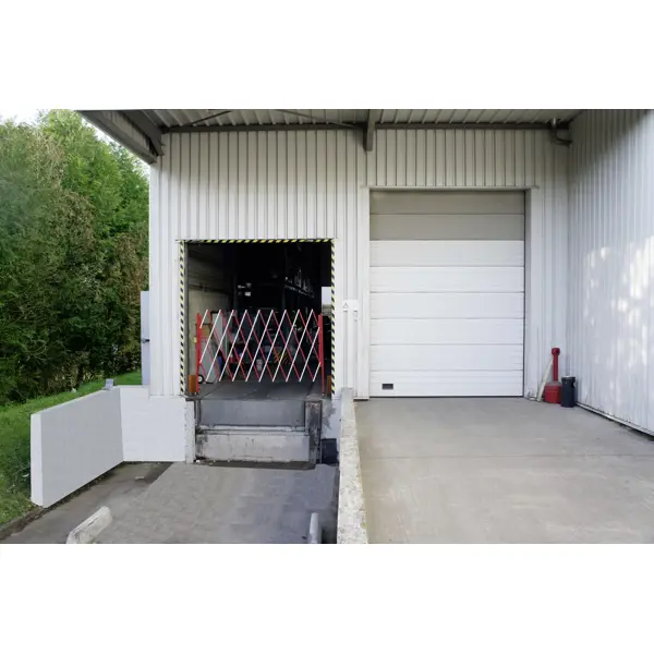 Nůžková roztahovací zábrana Standard se 4 kolečky, červeno-bílá