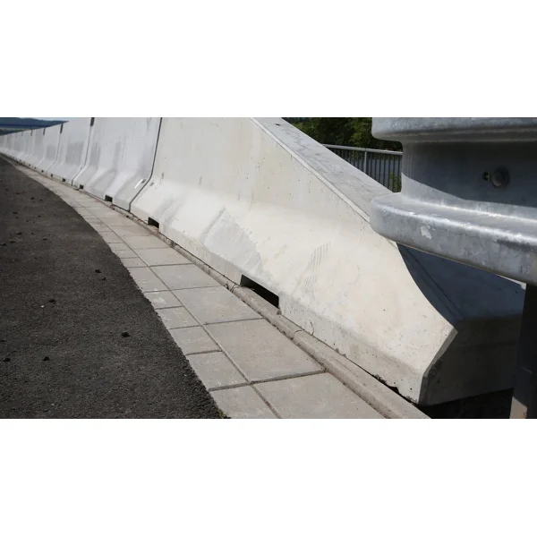 Oboustranné silniční betonové svodidlo TYP100 – průběžný díl, 4000×695×1000 mm