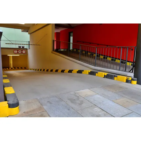 Obrubník z recyklované pryže Twist – červená, 580 mm