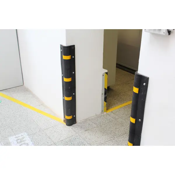 Ochranný rohový profil Economic – recyklovaná pryž, černá, 1000×105×14 mm