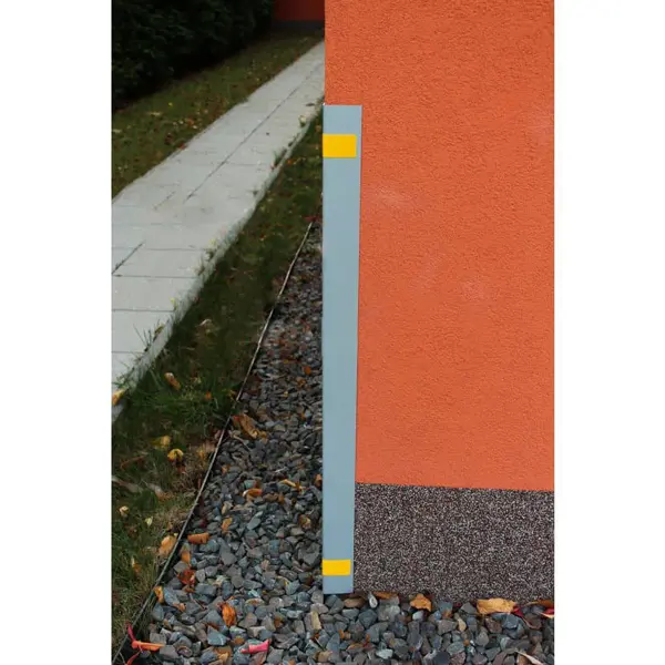 Ochranný rohový profil SlimPVC 65 se 4 reflexními proužky – 1000×65×2 mm