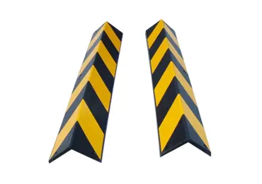 Ochranný rohový pryžový profil s reflexními pruhy – 785×110×10 mm, černo-žlutá