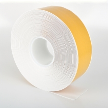 Odolná podlahová páska WT-500 se zkosenou hranou – PVC, bílá, 50 mm × 10 m