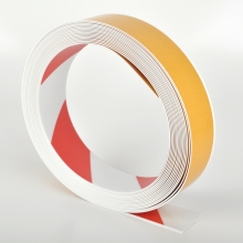 Odolná podlahová páska WT-500 se zkosenou hranou – PVC, červeno-bílá, 50 mm × 25 m